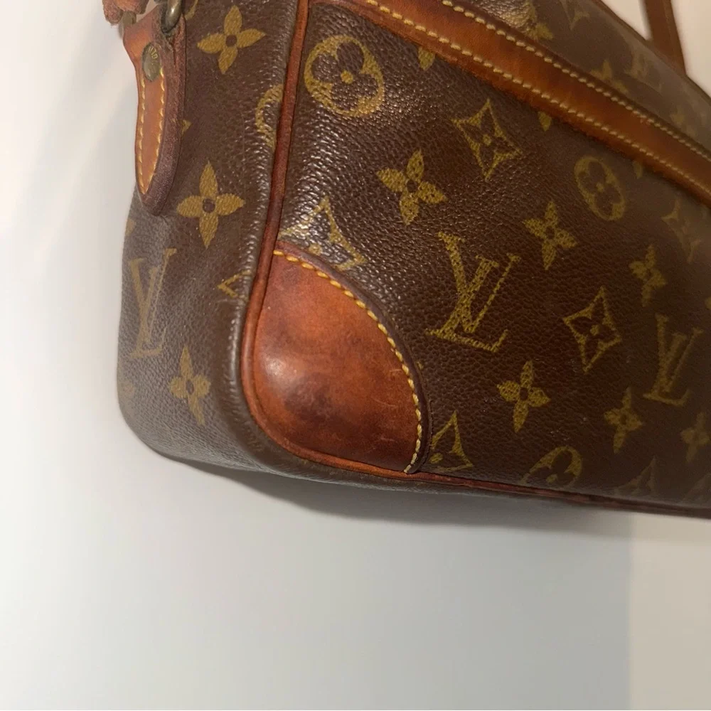 AUTHENTIC Louis Vuitton Trocadero 27 Crossbody Bag - Picture 4 of 16